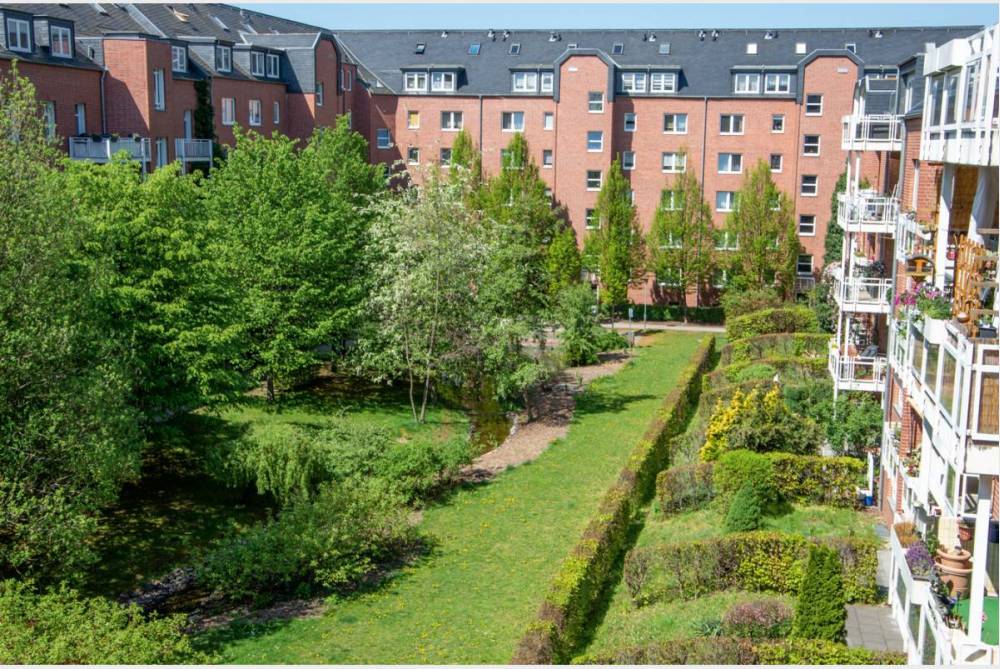 grüner Innenhof mit Bachlauf