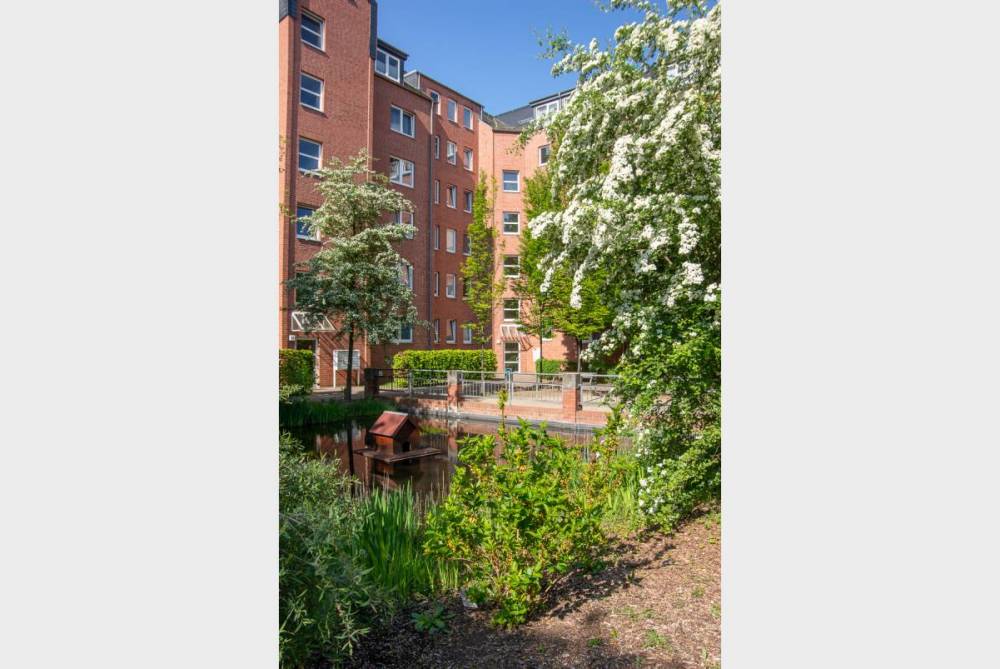 DG-Wohnung mit Balkon und Parkett – Bad mit Wanne