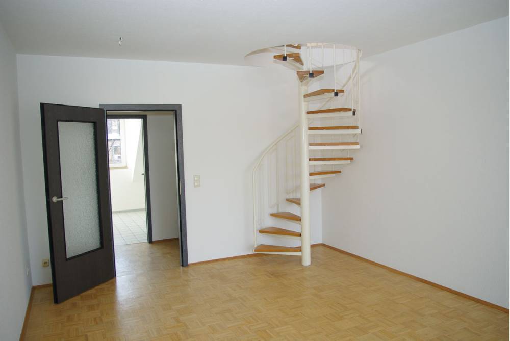 Wohnzimmer mit Treppe